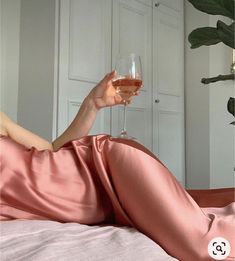 Evelyn Hugo, Foto Tips, Photoshoot Idea, Classy Aesthetic, A Glass Of Wine, Glass Of Wine, Instagram Inspo, Mode Inspiration, 80s Fashion