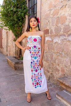 This Beautiful Strapless Dress boasts a Traditional Mexican floral design combined with a modern style dress. It's made out of fine Mexican cotton and has elastic on the back for a tighter fit. It has hand embroidered flowers and hand knit details throughout. This dress is handmade by Mexican Artisans in Mexico. Note: Since this dress is Hand embroidered the embroidered colors on each dress vary, making them one of a kind. The jewelry modeled you can find here: https://www.etsy.com/es/listing/92 Mexican Party Dress, Traditional Mexican Dress, Mexican Wedding Dress, Floral Strapless Dress, Mexican Embroidery, Mexican Dress, Hand Embroidered Flowers, Mexican Party, Strapless Floral Dress