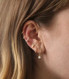 Piercing Inspo, Double Piercing, Hoops Silver, Minimalist Earrings Studs, Hoops Gold, Minimal Earrings, Gold Ear Cuff, Minimalist Studs, Silver Ear Cuff