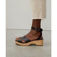 Everlane The Clog Sandal Black Size 5 Great Looking Sandal That Provides Support For All Day Walking. The Adjustable Ankle Strap Adds To The Appearance And Is Also Helpful To Stabilize The Ankle Everlane Shoes, Women's Clogs, Clog Sandals, Flatform Sandals, Swim Shoes, Flats Sandals, Boots Sneakers, Black Leather Sandals, Espadrille Sandals