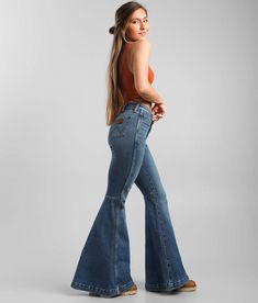 High Rise Bell Bottom Jeans, Flare High Waisted Jeans Outfits, Wrangler Flare Jeans Outfit, Wrangler Bell Bottom Jeans, Wrangler Flare Jeans, Jean Bell Bottoms Outfits, Wrangler Outfits Woman, Bell Bottom Jeans Outfit 70s, Bellbottom Jean Outfits