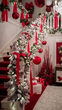 Christmas Bannister, Bougie Christmas, Red And White Christmas Decor, White Christmas Decor Ideas, Elegant Holiday Decor, Christmas Dollhouse, Glam Christmas Decor, Christmas Staircase, White House Christmas