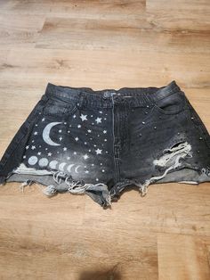 Grunge Summer Festival Bottoms, Celestial Goth Outfit, Distressed Cotton Shorts For Festival, Distressed Cotton Festival Shorts, Denim Shorts Festival, Diy Jean Shorts, Modern Witch Fashion, Goth Diy, Painted Moon