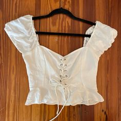 Great Condition, Never Worn! Fitted Summer Crop Top Shirt, White Crop Top Shirt For Spring, Fitted Short Sleeve Shirt For Brunch, Fitted White Shirt For Brunch, Trendy Fitted Shirt For Brunch, Fitted Shirt For Spring Brunch, Casual Fitted Shirt For Brunch, La Shirt, Cotton Tops