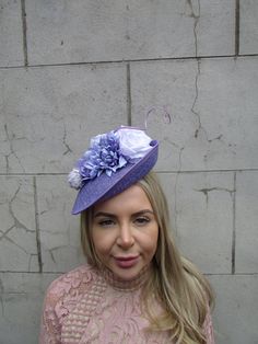 This hat is perfect for special occasions. Featuring flowers and striking statement feathers on a tilted lavender hat. Mounted on a thin headband. The base measures 20cm across. Perfect for races, weddings and special occasions! Made here in the UK  Many more items like this are available in our shop! Made in the UK - Lavender Hat, Fascinator Wedding, Hat Fascinator, Lilac Roses, Feather Flower, Purple Lilac, Light Purple, Fascinator, Headpiece