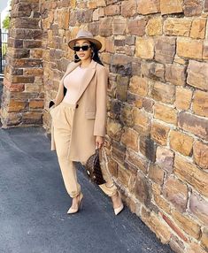 Shades Of Nude Outfit Ideas, Shades Of Nude Outfit, Nude Outfit Ideas, Nude Outfit, Shades Of Nude, Brunch Outfit Winter, Career Outfits, Monochromatic Fashion, Fashion Attire