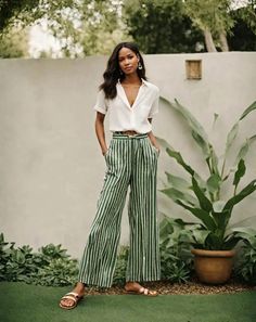 25 Stylish Ways to Wear Palazzo Pants in 2024 You Must Try - Petite Dressing Plus Palazzo Pants Outfit, Green Striped Pants Outfit, Palazzo Pants Outfit Summer, White Striped Pants Outfit, Chelsea Boots With Jeans, Girls Chelsea Boots, Palazzo Outfit, Stripe Pants Outfit, Petite Dressing