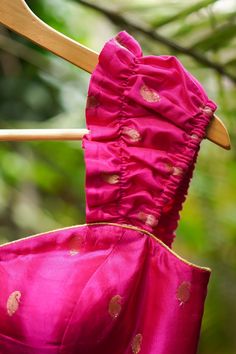 Bustier Blouse, New Saree, Perfect Blouse, Stylish Blouse Design, Stylish Blouse, Girls Blouse, Rich Fabric, Cut It, Fuchsia Pink