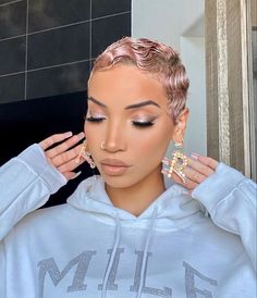 Rose Gold Short Hair Black Woman, Rose Gold Pixie Hair, Rihanna Haircut, Rose Gold Short Hair, Rihanna Short Hair, Cinnamon Hair, Finger Wave Hair, Natural Hair Cuts