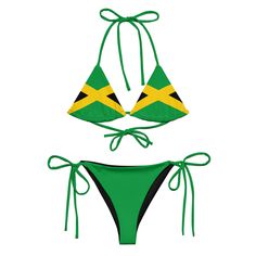 Nous jouons. Notre ensemble de bikini à cordes recyclées Jamaica Vibes Island. Il est fabriqué à partir de polyester recyclé doux avec une double épaisseur et un UPF 50+. Coiffez les bretelles comme vous le souhaitez et préparez-vous à nager ! Cet ensemble respectueux de l'environnement est un incontournable des maillots de bain et il est idéal à associer avec d'autres tenues. Vous voulez plus de produits dérivés de la Jamaïque ? Cliquez ici .

 Cet article est stocké aux États-Unis et en Europe Beachy Adjustable Swimwear For Vacation, Adjustable Beachy Swimwear For Vacation, Adjustable Swimwear For Beach Party Vacation, Adjustable Swimwear For Vacation, Adjustable Beachwear Swimwear For Vacation, Adjustable Green Swimwear For Beach, Green Beachy Swimwear For Surfing, Beachy Green Swimwear For Surfing, Green Triangle Top Swimwear For Surfing