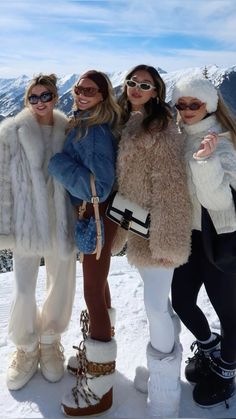 Winter 25 Outfits, Ski Outfit Womens, Old Money Ski Outfit, Funny Ski Outfits, Winter Mountain Trip Outfits, Aspen Outfit Aesthetic, Apres Ski Outfit Aesthetic, Aspen Aesthetic Outfit, Cute Snow Winter Outfits