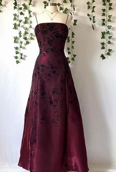 Winter Formal Dresses Aesthetic, 80s Prom Dress Vintage, 90s Dress Formal, Shoes For Prom, 90s Prom Dress, Prom Dress Inspo, 80s Prom Dress, Winter Formal Dresses, Classy Prom Dresses