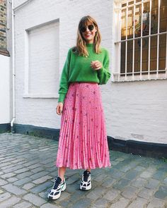 Pink Skirt Outfits, Look Casual, Green Sweater