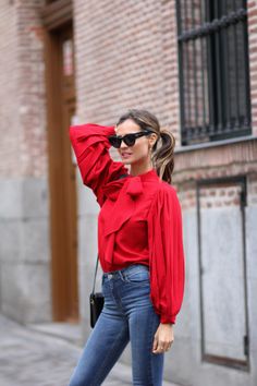 Red Dress Shirt Women Outfits, Red Top Office Outfit, Red Blouse Outfit Casual, Red Shirt Outfit Women, Red Top Outfit Casual, Red Blouse Outfit, Red Shirt Outfit, Red Shirt Outfits, Red Top Outfit