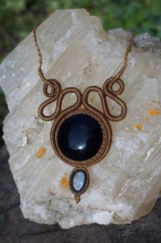 This necklace is made with our hands with the macramé technique using very durable waxed thread. We have set a black Obsidian from Mexico, specifically purchased in Teotihuacán, through a family and fair trade. The design also contains a rainbow Moonstone to give light to the jewel and enjoy its unique properties. Each necklace is complemented with a personally written micro story, based on a poetic interpretation of the properties of the stones with which we try to connect with the person who w