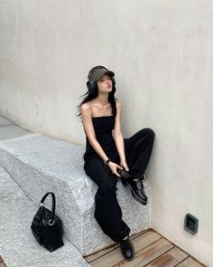 Via Instagram @xiaoyi900807 Korea Style Outfits, Korea Outfit Ideas, Leaning Poses, Japan Ootd, Ootd Poses, Japan Fashion Street, Fall Transition Outfits, Japan Outfit