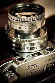 an old fashioned camera sitting on top of a table