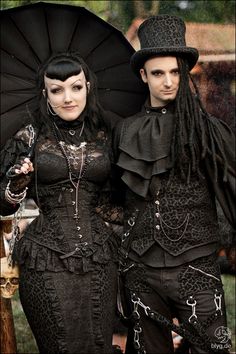 #Gothic Couple ❤️♠️ #VictorianGoth The Dark Side Fashion ♠️ Gothic Mode, Art Outfits, Goth Wedding, Dark Style