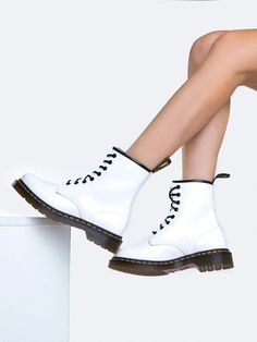 White Docs, Style Doc Martens, Combat Boot Outfits, White Doc Martens, Doc Martens Style, Martens Style, Boots Outfit Ankle