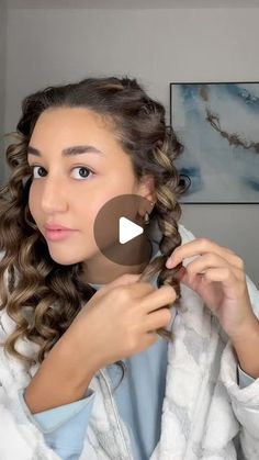 Sara Saadia on Instagram: "This is perfect if you want a hairstyle during the day that still looks cute whilst your curls are setting 💁‍♀️  #heatlesscurls #hairhacks #hairtipsandtricks #hairideas #hairbrained #heatlesshair #hairtutorial #heatlesswaves" Unheated Curls, Heatless Styles For Short Hair, Heatless Curls Hairstyles, Heartless Hairstyles, Heatless Curls Short Hair, Curls For Medium Length Hair, Heartless Curls, Twist Curls, Roll Hairstyle