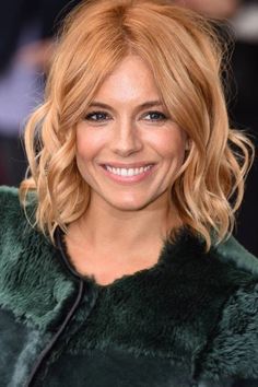 Warm Strawberry Blonde Hair, Strawberry Blonde Short Hair, Short Strawberry Blonde Hair, Peach Blonde Hair, Deb Hair, Reddish Blonde Hair, Celebrity Bobs Hairstyles, Paris 2023, Strawberry Blonde Hair Color