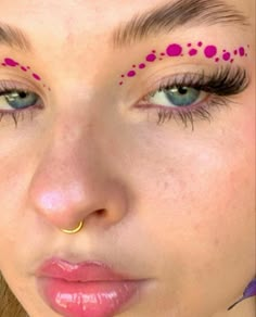 Summer Eyeliner Looks, Graphic Eyeliner Ideas Colorful, Colored Liner Looks, Simple Rave Makeup, Colorful Graphic Eyeliner, Crayons Aesthetic, Abstract Eye Makeup, Colorful Eyeliner Ideas