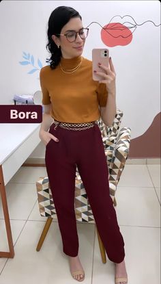 Outfit Pantalon Vino, Burgundy Outfit, Colour Combinations Fashion, Burgundy Skirt, Casual Professional