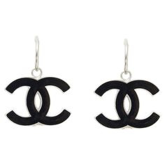 Chanel earrings composed of a small silver metal hoop and a large pendant with the CC logo motif in black enamel. Diameter of the hoop 1.55 cm, dimensions of the CC 2.75 x 2.05 cm, total height of the earrings 3.75 cm. The earrings are delivered without packaging or original invoice, they are in very good condition, XL format, XL rock effect. Trendy Black Sterling Silver Jewelry, Designer Black Metal Jewelry, Silver Metal Jewelry With Logo, Trendy Black Sterling Silver Earrings, Classic Jewelry With Black Enamel On Metal, Trendy Silver Enamel Jewelry, Luxury Sterling Silver Jewelry With Logo, Designer Black Jewelry With Black Enamel, Luxury Silver Jewelry With Metal Logo