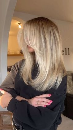 Long Bangs Blonde Hair, Midi Blonde Hair, Medium Length Haircut With Layers Blonde, Braggnbeauty Hair, Mid Long Blonde Hair, Blonde Medium Haircut, Round Face Hair Styles Long, Haircut For Petite Women, Layered Hair With Curtain Bangs Medium