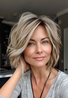 Blonde Hair Cuts Short, Chin Length Blonde Hair, Hot Mom Haircut, Haircuts For Medium Length Hair, Choppy Bob Hairstyles, Chin Length Hair, Messy Short Hair, Edgy Short Hair, Haircuts For Medium Hair