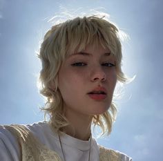 Short Feminine Layered Haircut, Short Shag Mullet, Cool Mullet, Neutral Fleur, Mullet Haircuts, Messy Bangs, Julia Marie, Shot Hair Styles