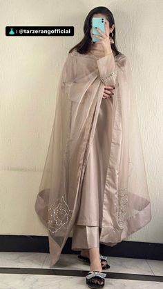 Simple Party Dress Pakistani, Pakistani Outfits For Wedding, Modest Fancy Dress, Pakistani Long Kurti Designs, Stylish Party Dresses Pakistani, Eid Aesthetic, Burkha Designs, Simple Dress Casual, Desi Fits