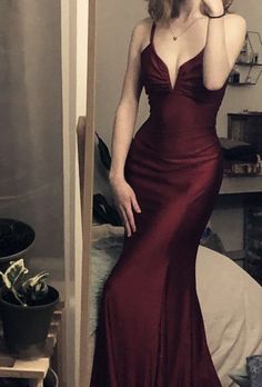 Wine Red Elegant Dress, Red Long Dresses Elegant, Dark Red Classy Dress, Prom Dresses Hourglass Shape, Prom Dress Wine Red, Crimson Prom Dress, Deep Red Prom Dresses, Dresses Aesthetic Formal, Maroon Grad Dress