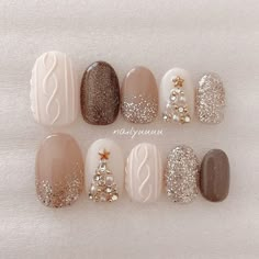 Christmas Nails Champagne, Boho Christmas Nail Art, Cream And Gold Christmas Nails, Gold Christmas Nail Art, Christmas Nails Beige, Tan Christmas Nails, Champagne Christmas Nails, Neutral Christmas Nail Designs, Beige Christmas Nails