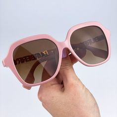 Burberry Be4389 406113 Sunglasses Pink Brown Gradient Oversized Square Women Brand: Burberry Collection 2023 Model: Be4389 Color Code: 406113 Gender: Women Frame Color: Pink Lens Color: Brown Gradient Lens Material: Polyamide Bio Frame Shape: Square Frame Style: Full-Rim Frame Material: Acetate Size: 55x16x140 100% Uv Protection. Made In Italy. Full Retail Package With All Accessories: Box, Case, Cloth And All Paperwork. 100% Authentic! Pink Burberry Sunglasses, Leather Eyeglass Cases, Sunglasses Pink, Burberry Classic, Rose Gold Sunglasses, Sunglasses Women Oversized, Burberry Glasses, Sunglasses Logo, Grey Sunglasses