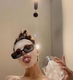 #skincare #clean girl #face mask #aesthetic pics #aesthetic # self help #self care motivation Look Kylie Jenner, Face Mask Aesthetic, Mask Aesthetic, Photographie Portrait Inspiration, روتين العناية بالبشرة