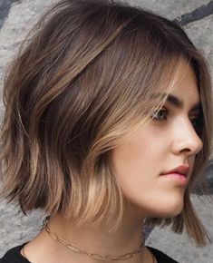 Caramel Balayage Brunette Short Hair Bob, Chin Length Hair With Highlights, Short Bob Bayalage Hair Brown, Brunette Bob With Balayage, Bayalage Brunette Short Hair Straight, Chin Length Balayage, Brunette Balayage Hair Chin Length, Brown Chin Length Hair, Chin Length Lob Haircut