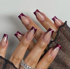 Burgandy Short Nail Designs, Burgundy And Silver Nail Designs, Burgundy Nails Square, Red Medium Nails, Burgundy And Gold Nail Designs, Y2k Red Nails, Nail Art Square Shape, Square Acrylic Nails Winter, Cherry Red Nail Designs