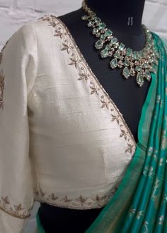 Latest Traditional Blouse Designs Pattern, Off White Blouse Embroidery Designs, 90s Blouse Design, White Blouse With Saree, White Aari Work Blouse, Gold Blouse Designs Indian, White Blouse Designs For Saree, Simple Blouse Designs For Saree, White Blouse Designs