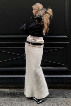 Skirt form @arakii.official Boots And Midi Dress Outfit, Boot Heel Outfits, Sleek Womens Fashion, Knit Long Skirt Outfit, Cream Long Skirt Outfit, Long White Skirt Fall Outfit, Classy Mini Skirt Outfit, How To Style A Black Maxi Skirt, Long Knitted Skirt Outfit