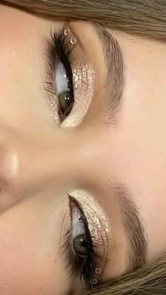 Champagne Gold Eye Makeup, Makeup Ideas For Prom Brown Eyes, Glitter Eyeshadow Makeup Looks, Natural Shiny Makeup, Makeup Gold Looks, Gold Eye Makeup For Prom, Makeup Inspo For Green Eyes, Makeup Ideas For 15, Birthday Make Up Idea