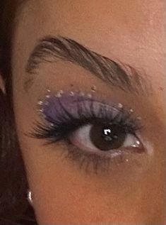 #euphoria #euphoriamakeup #makeup #purple #eyeshadow #eyemakeup #rhinestones #rhinstone #mua #cute #glittermakeup #makeuptutorial #fashion #aesthetic #makeupartist #makeuplover #purplemakeup Purple Makeup Concert, Sweet 16 Makeup Lavender, Glittery Purple Makeup, Hairstyles For Olivia Rodrigo Concert, Purple Concert Makeup, Olivia Rodrigo Hairstyles Concert