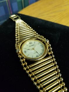 "Vintage Cenere brand watch with a Stylish and very unique Gold Metal band!  The face is a pearl. Quartz, Japan Movement.  Very attractive and the band measures 7\"  A rare watch you are not likely to see often.  Watch is receive a new battery when it sells." Luxury Vintage Watch Accessories With Metal Dial, Luxury Vintage Watches With Box Clasp, Leather Watch Box, Art Deco Watch, Metal Watch, Metal Band, Wrist Watches, Metal Bands, Make And Sell