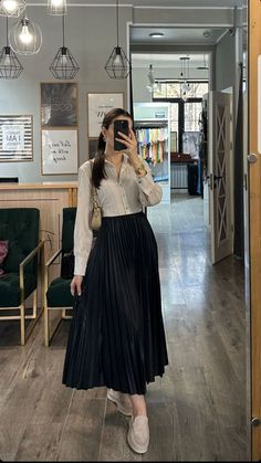 European Inspired Outfits, Minimalist Modest Outfit, Long Pleated Skirt Outfit, Jw Fashion, Pleated Skirt Outfit, Skirt Tulle, Fall Trends Outfits, Cute Modest Outfits, Long Skirt Outfits