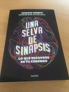 the book una selva de sinapsis is sitting on a table