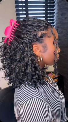 How to boho bob knotless braids, best human hair to use, expert maintenance tips and 50 boho bob knotless braids hairstyles perfect for summer. Bob Curly Braids For Black Women, Knotless Goddess Box Braids With Human Hair, Boho Bob Braids Hairstyles, Braids Maintenance Tips, Cute Short Braids Black Women, Boho Braids Bob Black Women, Short Curled Braids, Braids Aesthetic Black Women