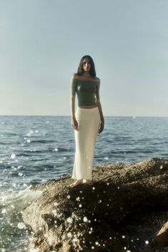 DESCRIPCIÓN       Las proporciones bien pensadas de nuestro top Carolyn con hombros descubiertos aportan elegancia a cualquier look de verano, mientras que la suavidad natural del tejido de jersey de cupro de lujo convierte a esta prenda en un momento de elegancia relajada. El hombro ajustable te da la libertad de crear tu propio escote según el rumbo que tome la noche.          DETALLES DEL PRODUCTO             Se ajusta al tamaño real   Camiseta de lujo Cupro   Tejido vegano   Pull-over Swimwear Dress, Jennifer Fisher, Off The Shoulder Top, Summer Look, Off Shoulder Tops, Caicos Islands, Papua New Guinea, Equatorial Guinea, Turks And Caicos Islands