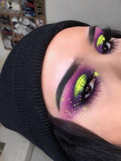 Neon Rave Makeup, Cute Neon Makeup Looks, Green Eye Makeup Halloween, Black And Green Makeup Looks, Easy Neon Makeup, Purple And Green Eye Makeup, Halloween Makeup Looks Purple, Neon Witch Makeup, Green Purple Eye Makeup