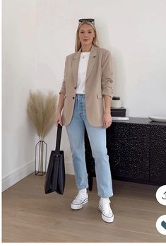 Cream Blazer Casual Outfit, Cream Coat Outfit Spring, Beige Blazer Fall Outfit, Beige Blazer Styling Women, Sand Blazer Outfit Woman, Short White Jacket Outfit, Light Jeans Work Outfit, Cream Blazer Outfits For Women Casual, Bussines Casual Women Outfits Jeans