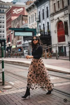 Elegant Midi Skirt, Maxi Skirt Outfits, Rock Outfit, Skirts With Boots, Mode Casual, Outfit Trends, Skirt Outfits, Look Fashion, Modest Fashion